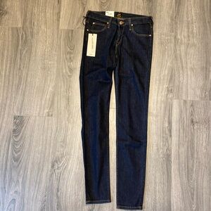 Women’s Lee Jeans dark wash skinny jeans, mid rise 27”.
